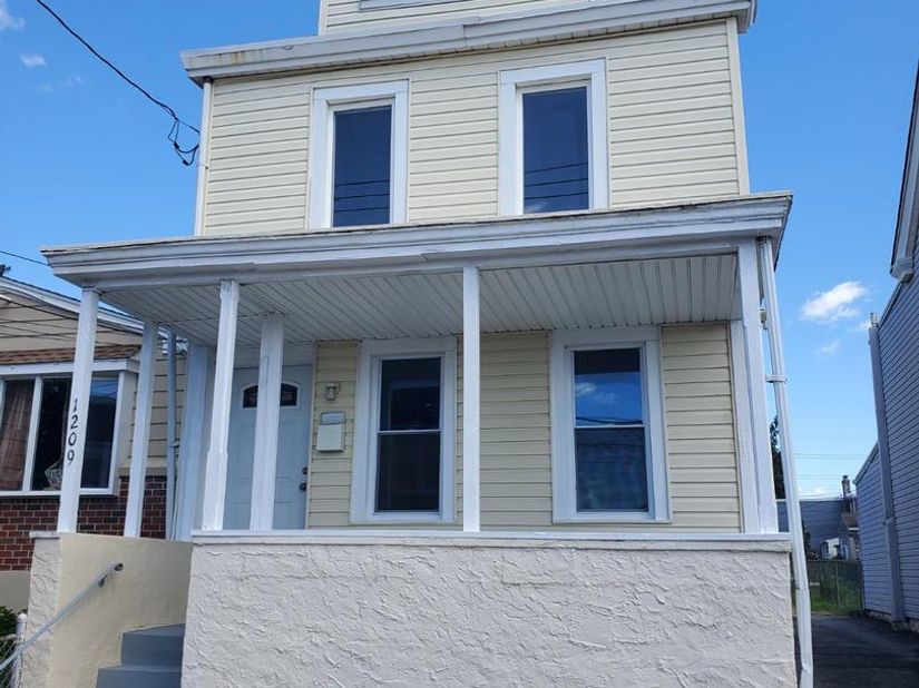 1209 Leiper Street, Crum Lynne PA 19022