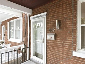 809 Delafield NW