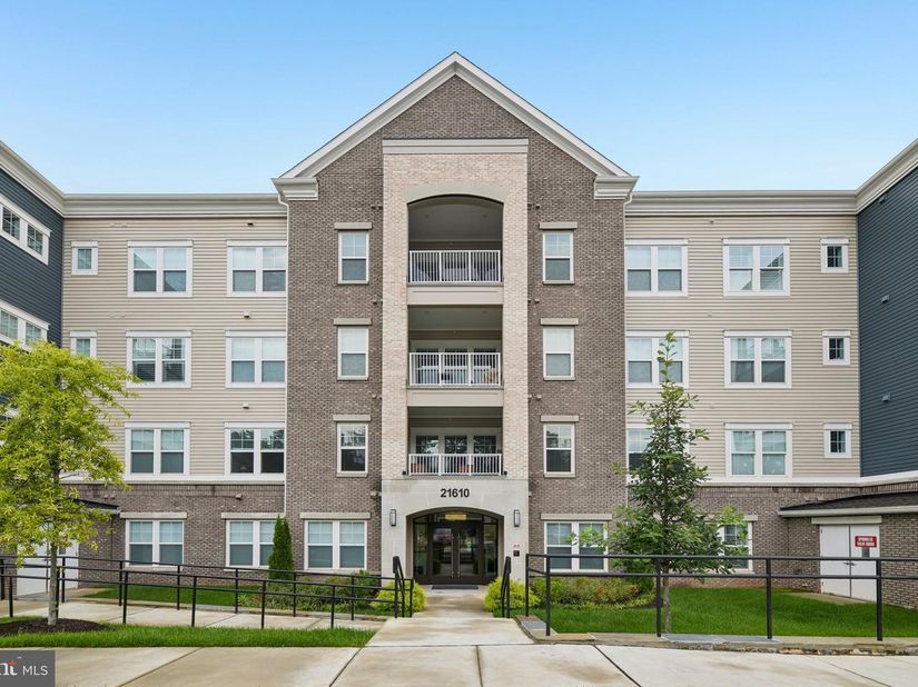 21610 Hawksbill High Circle 102, Sterling VA 20164