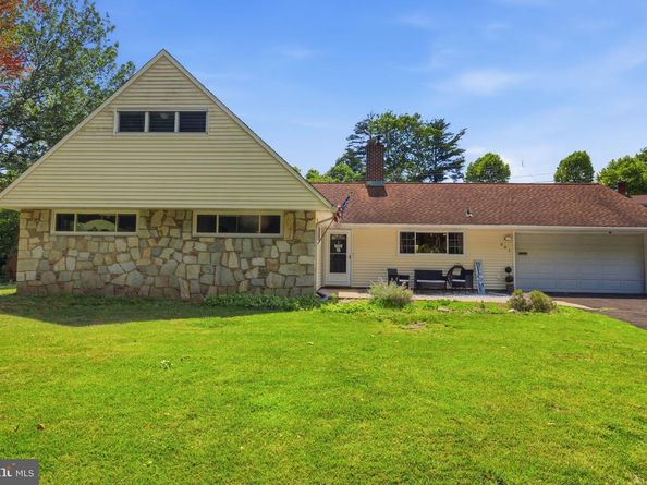 201 Snowball Drive, Levittown PA 19056