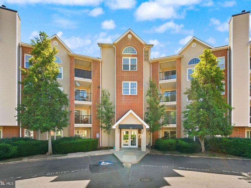 3313 Wyndham Circle 3209, Alexandria VA 22302