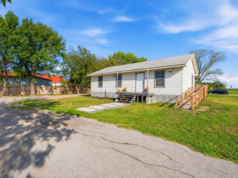 309 E Parsons ST, Manor TX 78653