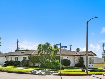 5804 S Sherbourne Drive