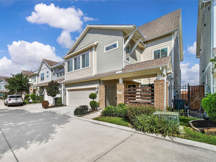 8710 Strongoak Lane, Houston TX 77055