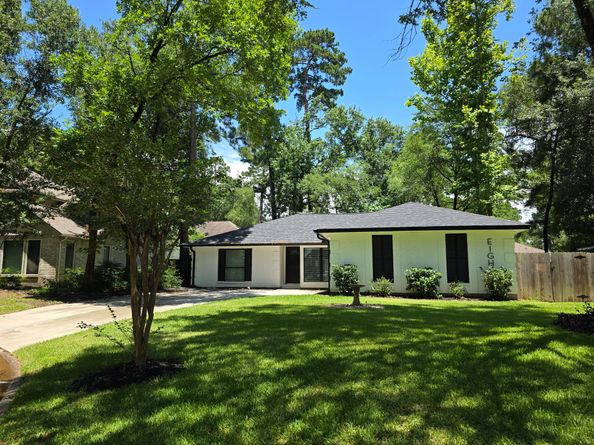 8 N Brook Pebble Court, The Woodlands TX 77380