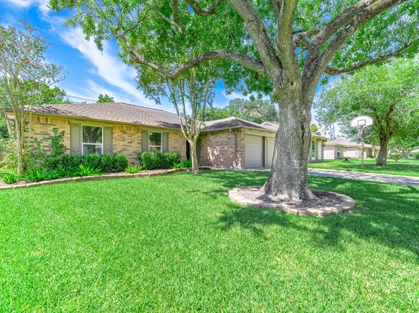 17102 Coachmaker Drive, Friendswood TX 77546