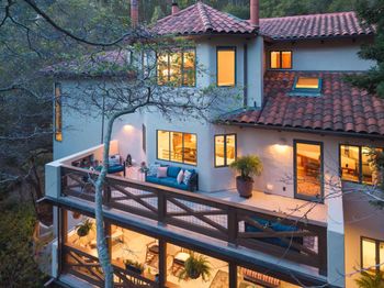 1102 Grand View Drive