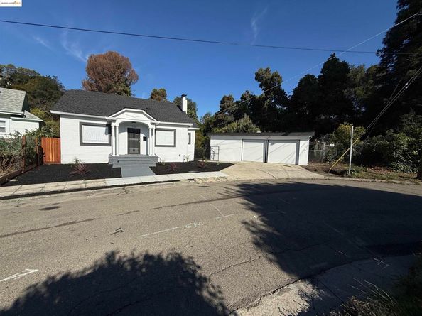 2106 Woodbine Ave, Oakland CA 94602