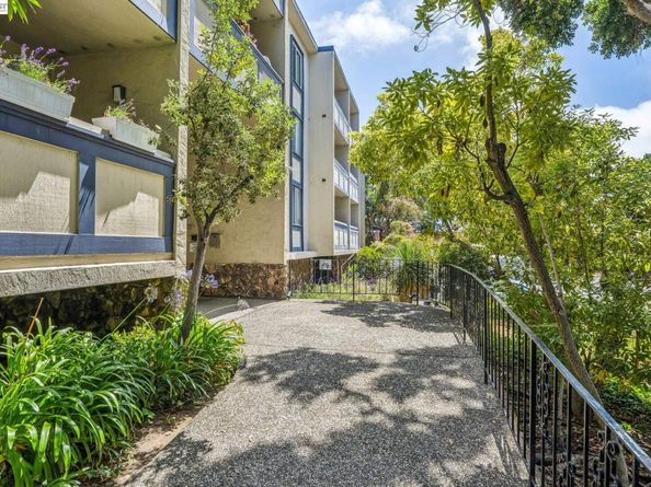 955 Shorepoint Ct 111, Alameda CA 94501