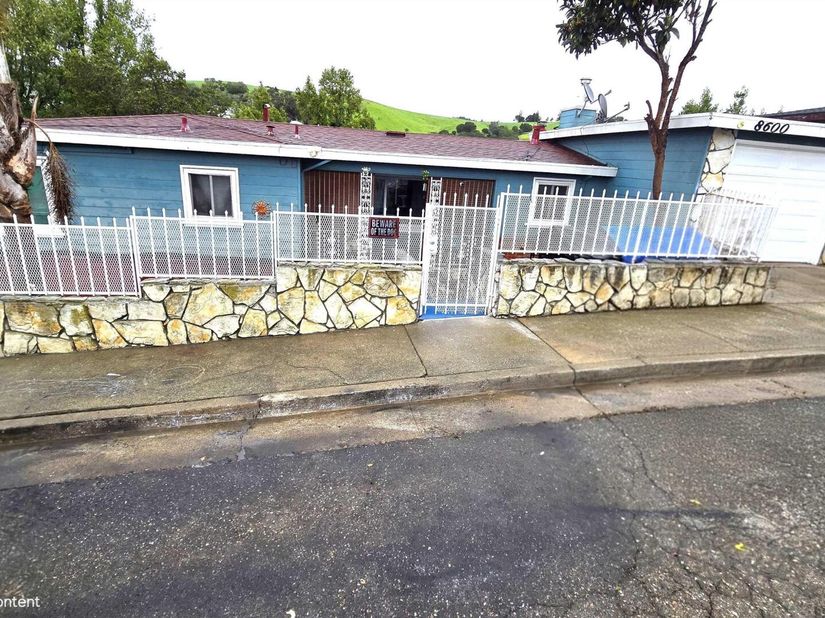 8600 Seneca, Oakland CA 94605