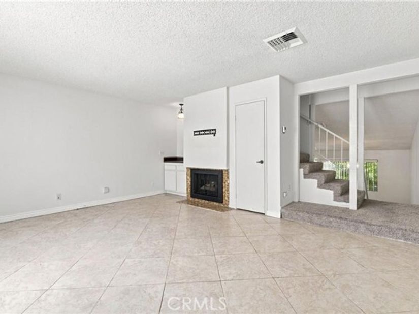 18631 Collins Street 30, Tarzana (los Angeles) CA 91356