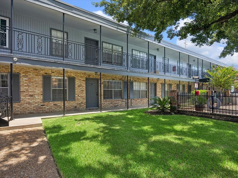 3131 Southwest Freeway C26, Houston TX 77098