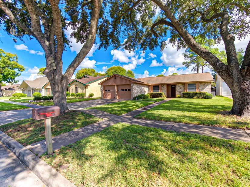 12230 Meadowdale Drive, Meadows Place TX 77477