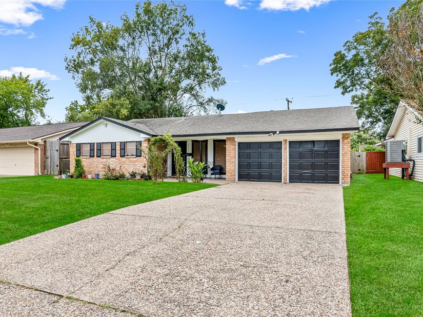 8823 Shadow Crest Street, Houston TX 77074