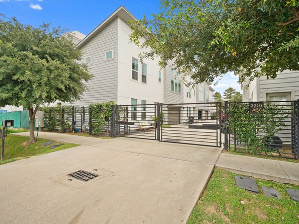 2210 Lou Ellen Lane F, Houston TX 77018