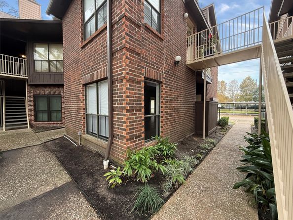 3100 WALNUT BEND Lane 223, Houston TX 77042