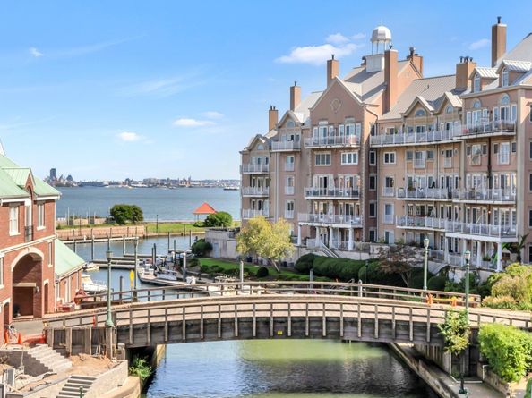 201 Shearwater Ct West 32, Jersey City NJ 07305