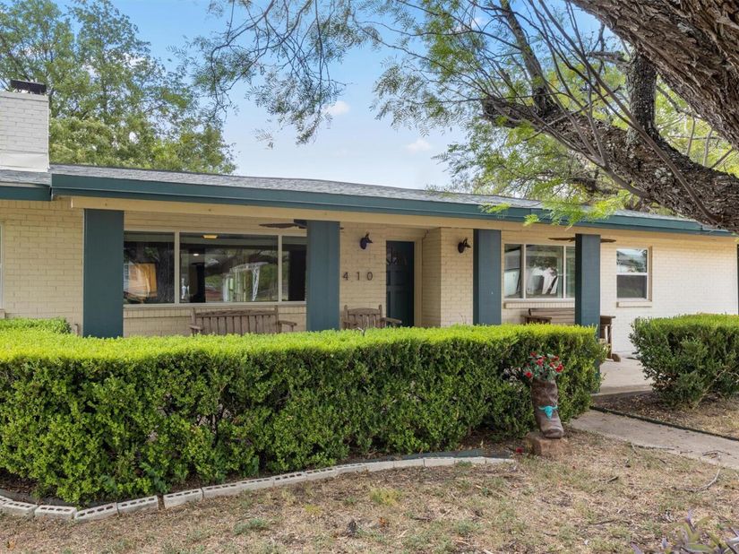410 N Burnet ST, Manor TX 78653