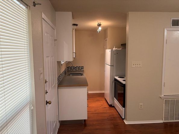 1514 Parker LN 104, Austin TX 78741