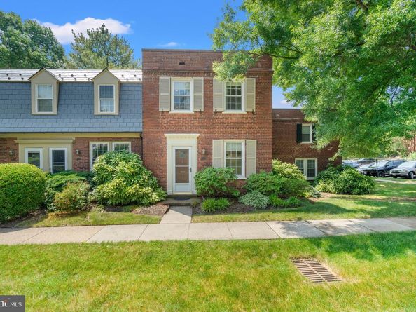 1021 S Barton Street 124, Arlington VA 22204