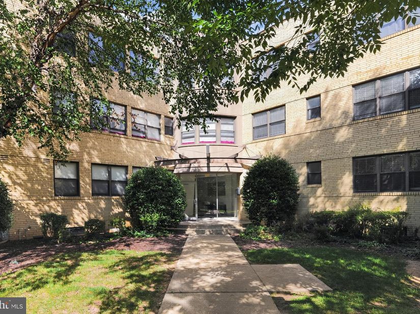 210 Oakwood Street SE 318, Washington DC 20032