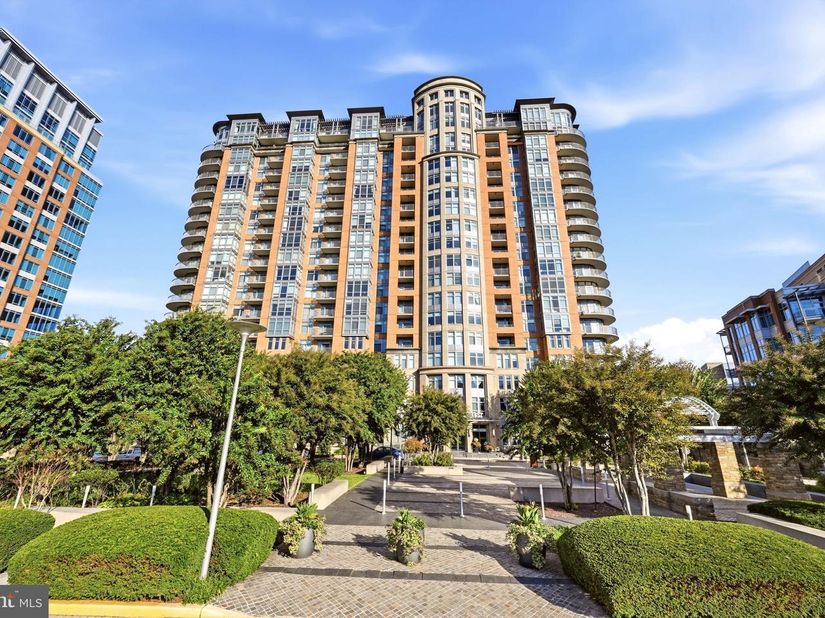 8220 Crestwood Heights Drive 908, Mclean VA 22102