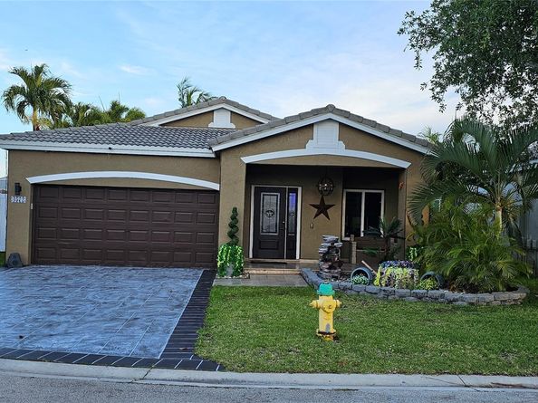 4572 SW 14th St, Deerfield Beach FL 33442