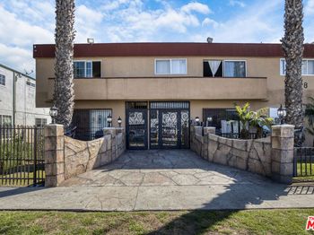 2718 S Cochran Avenue