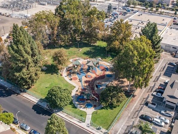8601 International 228, Canoga Park CA 91304