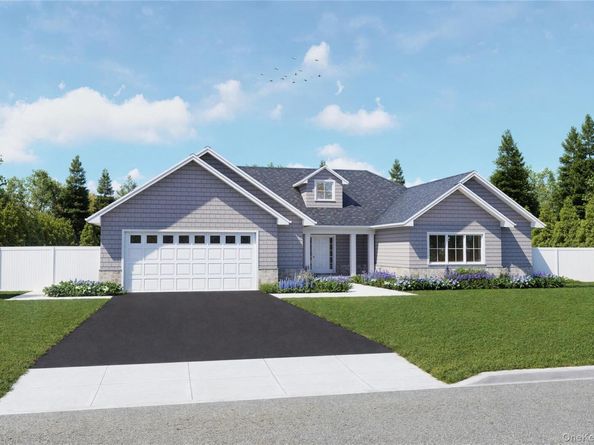 3 Colonels Path, Manorville NY 11949