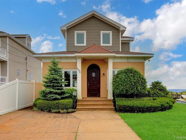 894 Bay 9th Street, West Islip NY 11795