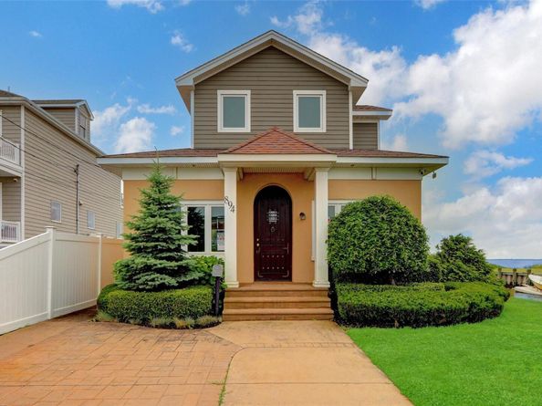 894 Bay 9th Street, West Islip NY 11795