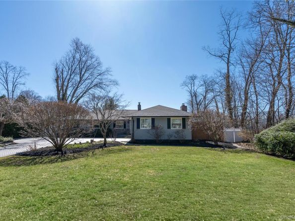 6 Edcris Lane, Huntington NY 11743
