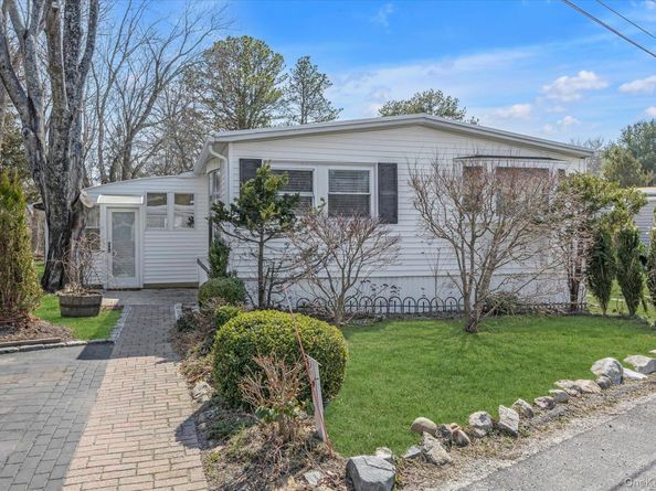 74 Maple St, East Quogue NY 11942