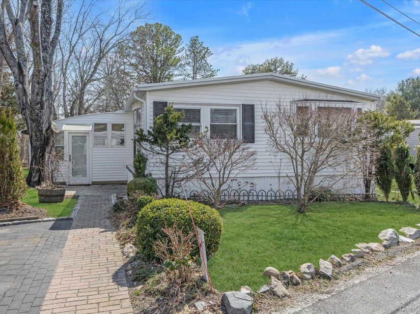 74 Maple St, East Quogue NY 11942