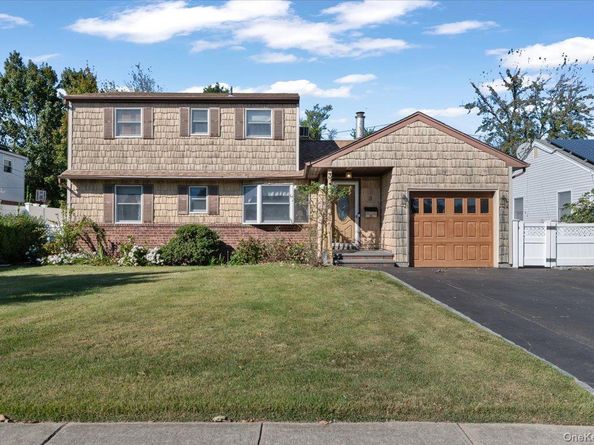 3 Surrey Lane, Bethpage NY 11714