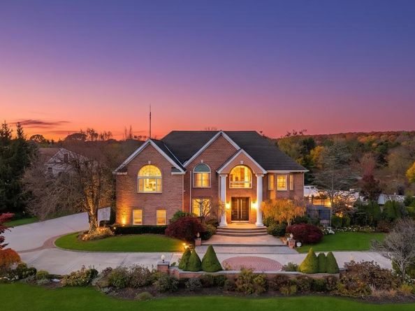 2 Old Bridge Court, Melville NY 11747