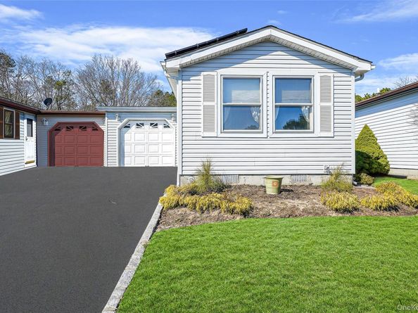 91 Village Circle W, Manorville NY 11949