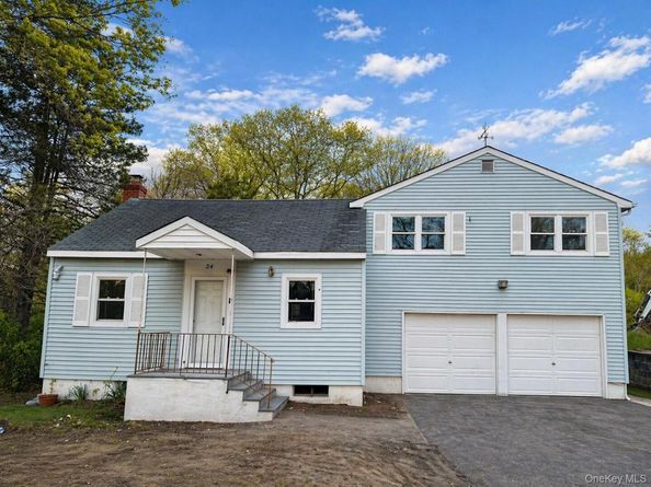 24 Stratford Avenue, Dix Hills NY 11746