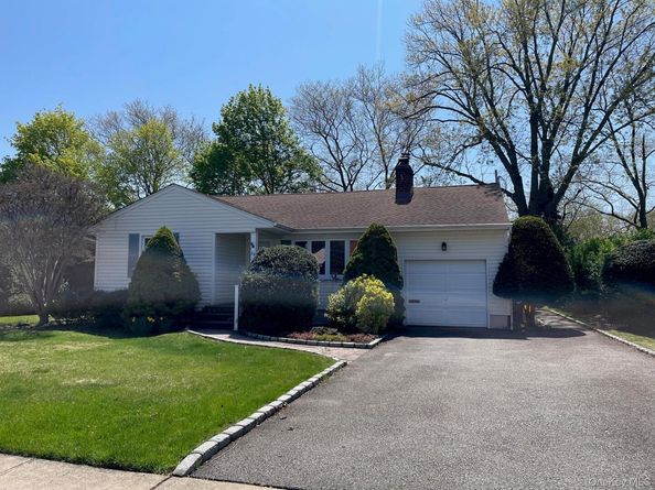 20 Gainsboro Lane, Syosset NY 11791