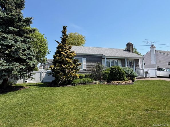 109 Lincoln Place, Massapequa NY 11758