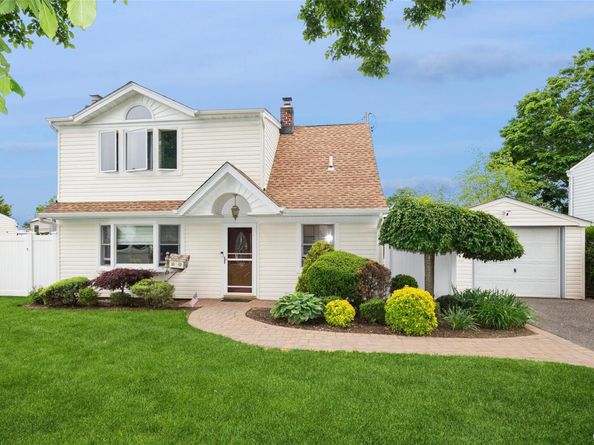 25 Rock Lane, Levittown NY 11756