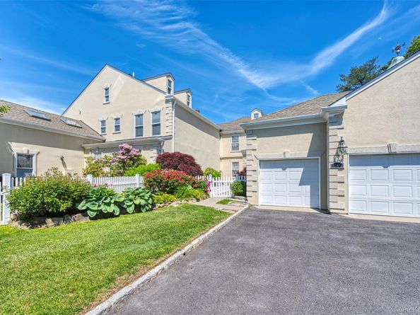10 Swan Court, Glen Cove NY 11542