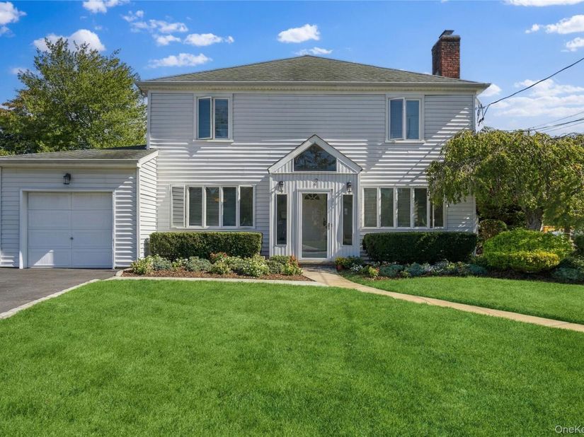 2 Amherst Place, Massapequa NY 11758
