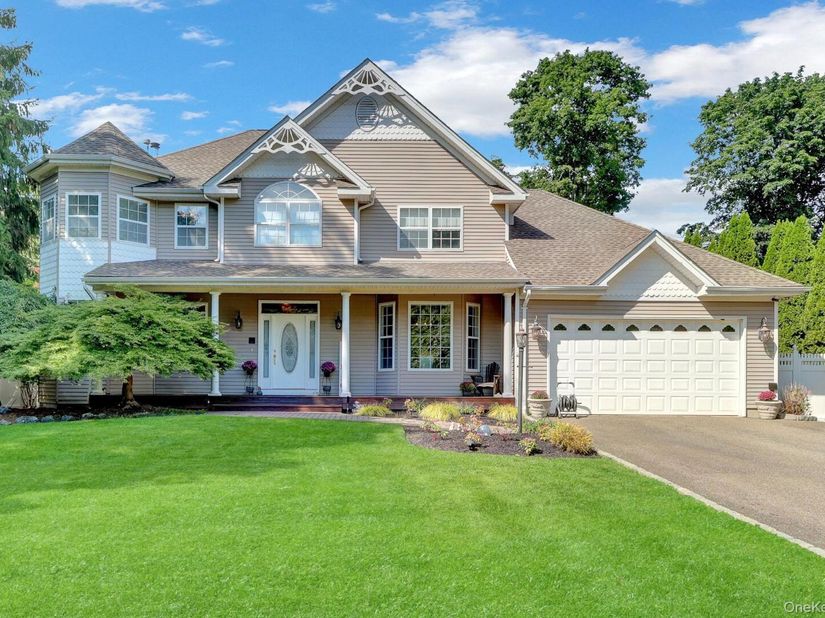 6 Patricks Way, Saint James NY 11780