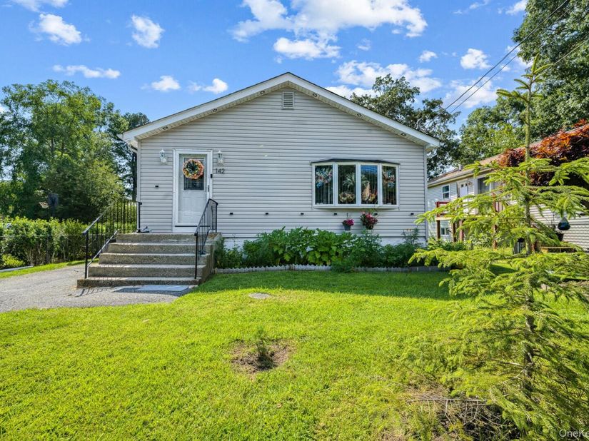 142 N 27th Street, Wheatley Heights NY 11798