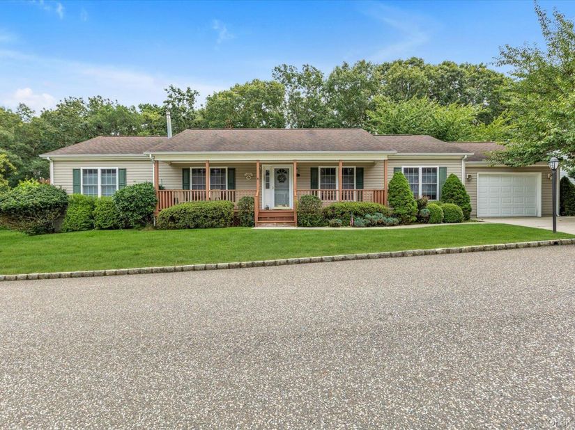 1407 Middle Road 265, Calverton NY 11933
