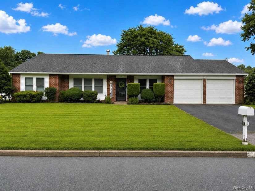 18 Glen Summer Road, Holbrook NY 11741