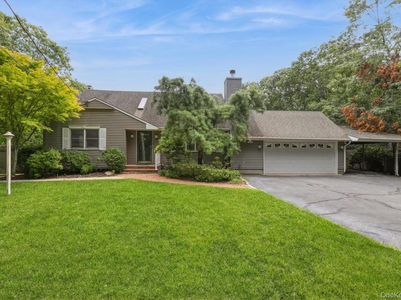 10 W Landing Road, Hampton Bays NY 11946
