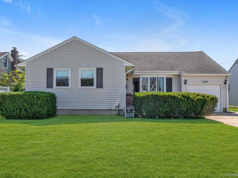 3636 Farmranch Road S, Bethpage NY 11714